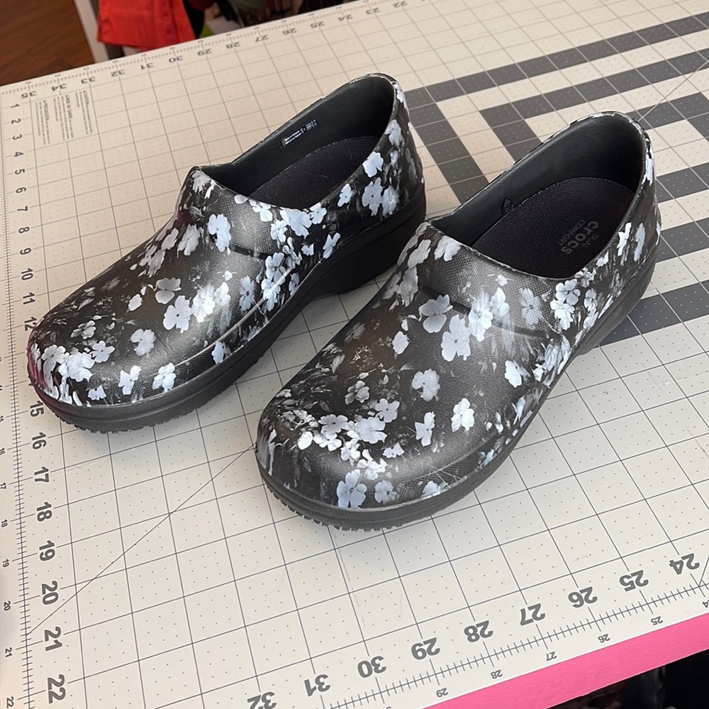 Crocs Clogs Nursing Teacher Medical Shoes Black & White Women’s 9